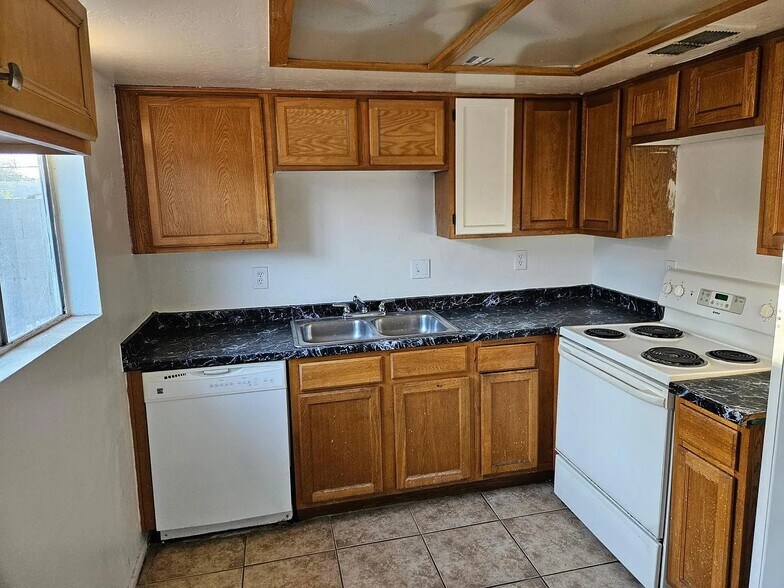 Building Photo - 2847 N 46th Ave