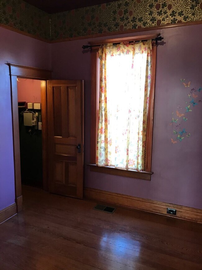 Building Photo - HISTORIC QUEEN ANNE 3 Bedroom  2 Bath