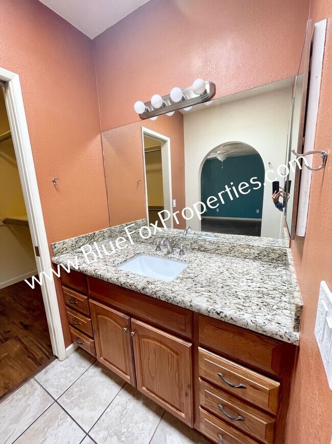 Building Photo - 2898 E Weymouth Cir