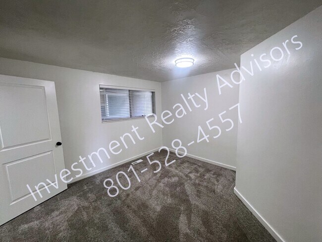 Building Photo - Renovated Unit in Murray!