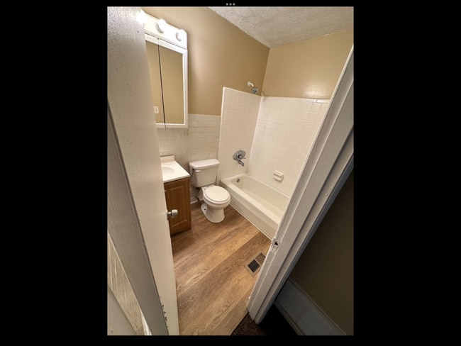 Building Photo - 637 Aubrey Dr