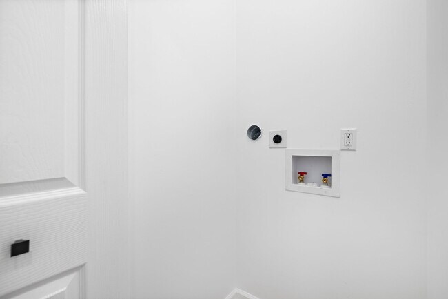 Building Photo - 4516 Mercier St