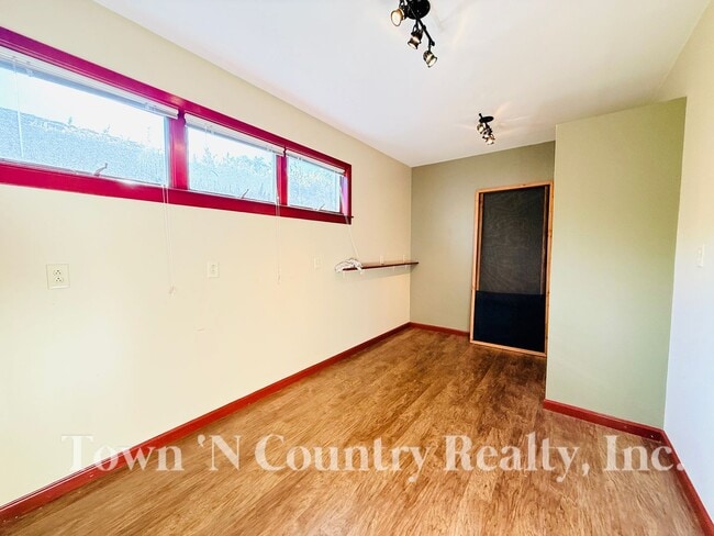 Building Photo - Charming 2BR/1BA Home in Maple Park – Full...