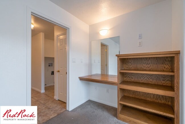 Building Photo - Spacious 3 Bedroom Townhome in Central St....