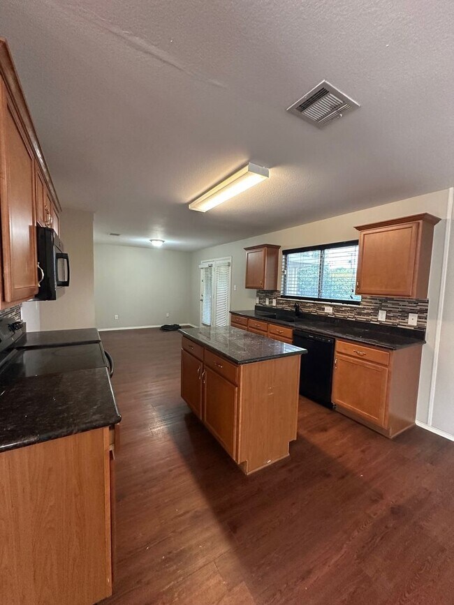 Building Photo - **Available 6/6/25**