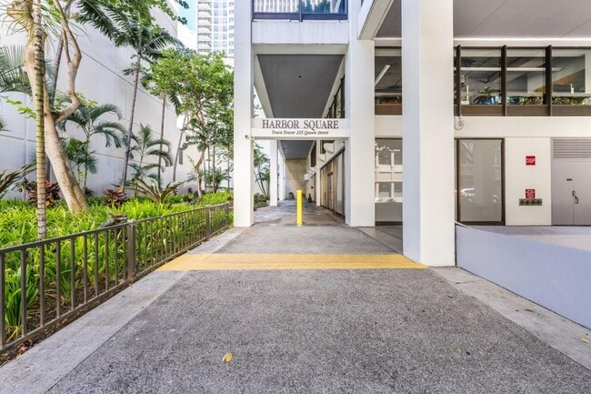 Building Photo - 2BED 2 BATH ALL UTILITIES INCLUDED DOWNTOW...