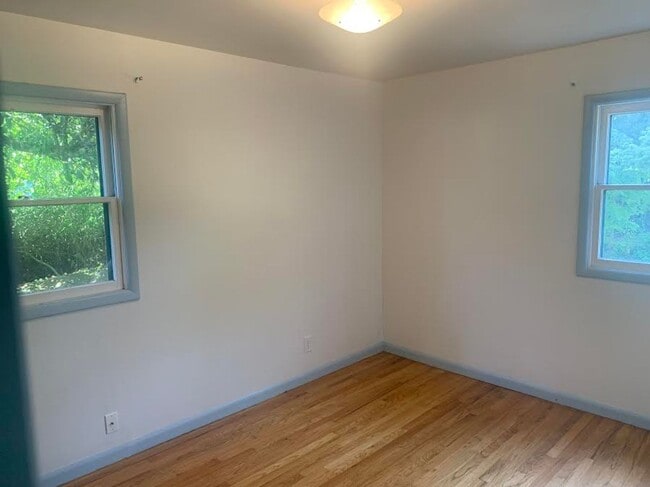 Building Photo - Colonial Style Home on Park-Like Grounds