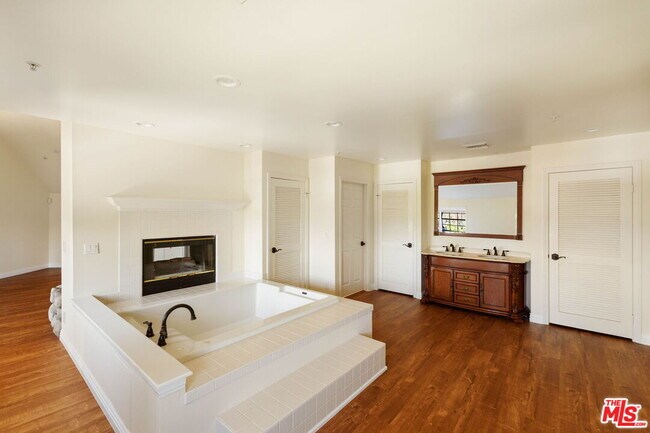 Building Photo - 5237 San Feliciano Dr