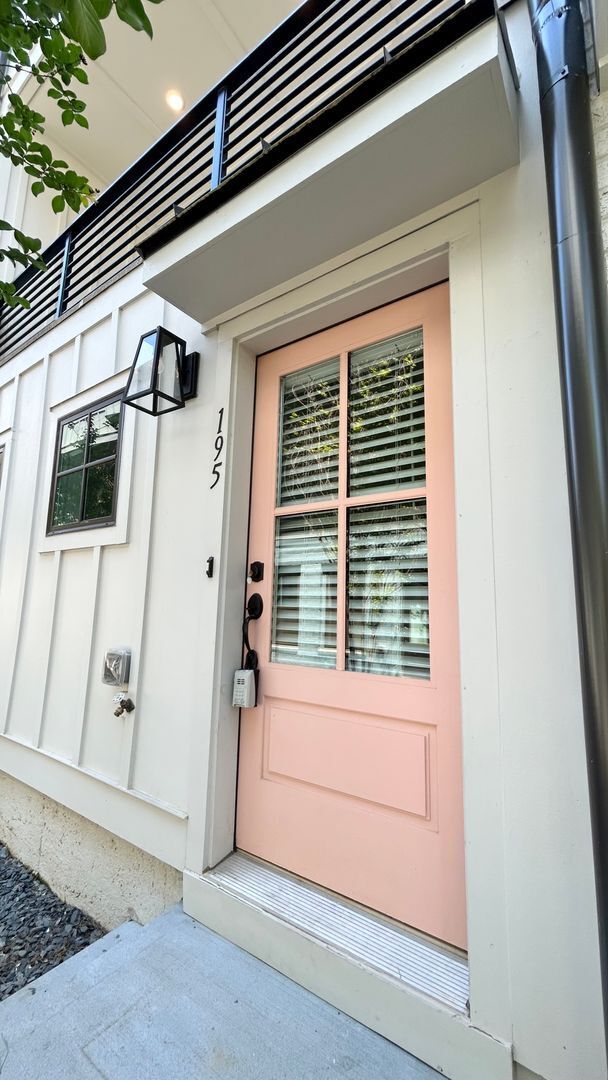 Building Photo - Chastain Park! 2 Bed-2 Bath Townhome, Available NOW!