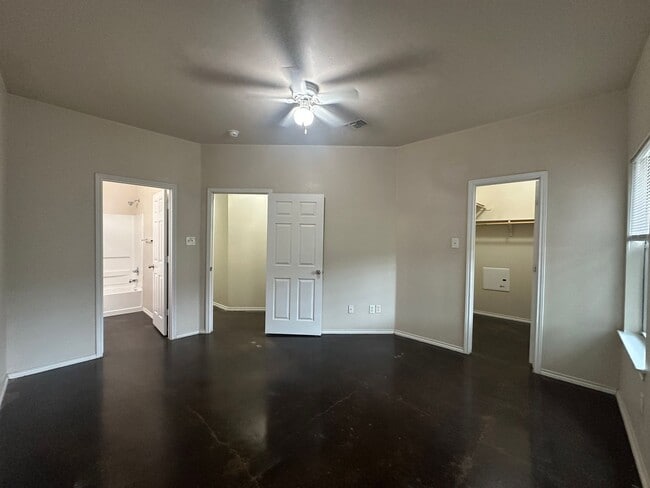 Building Photo - 5731 Golf Heights