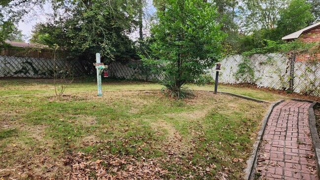 Building Photo - Turn the Key to Comfort & Convenience. MOV...