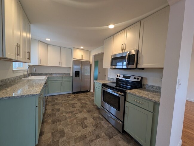 Building Photo - Refreshed 3 Bedroom in Tacoma - HUGE Fenced Yard & Outdoor Space. Available Now!