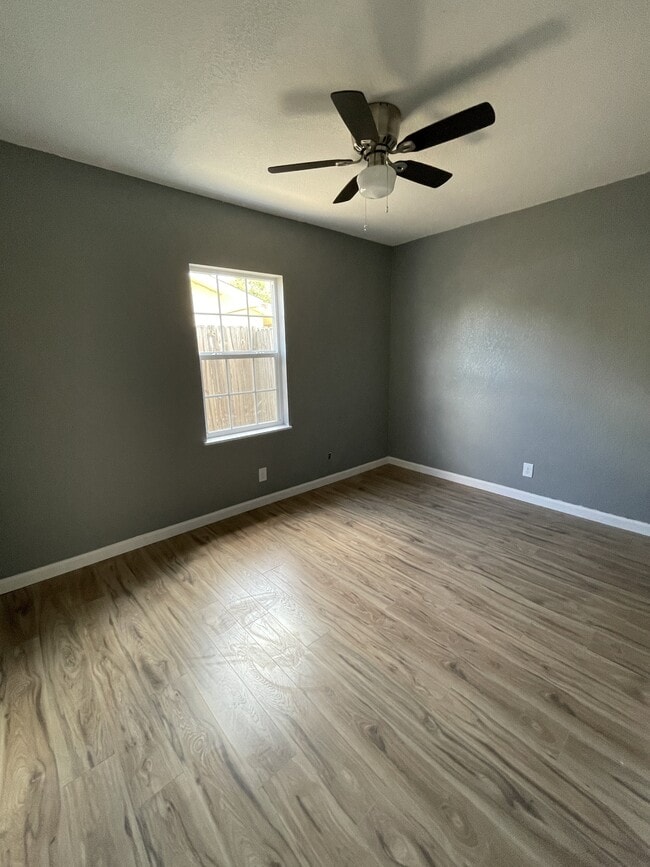 Building Photo - 8834 Five Palms Dr