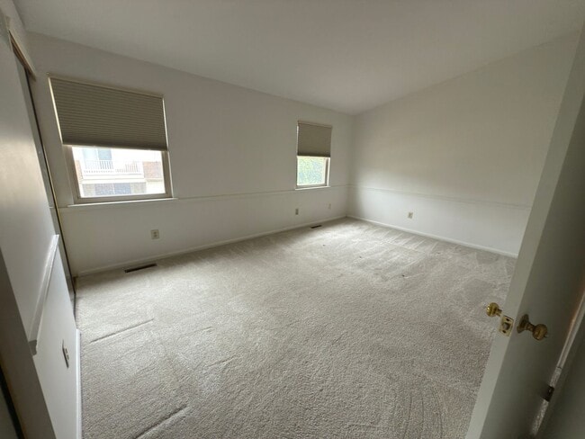 Building Photo - 3BR+BSMT Townhome (Tapestry) with COUNCIL ...