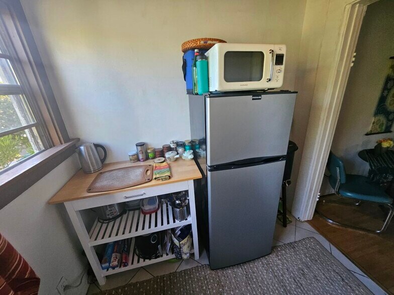 Building Photo - 1442 Lake Shore Ave