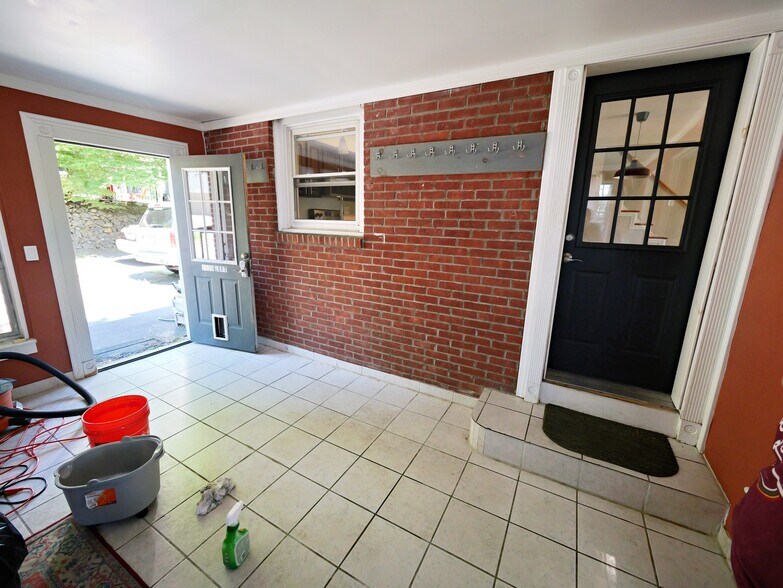 Building Photo - 1026 Springfield St
