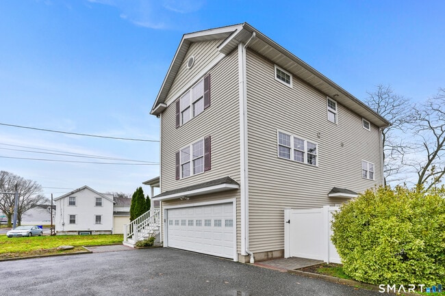 Building Photo - 1180 Main St