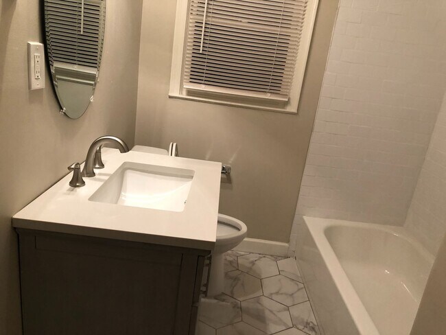 Building Photo - 4 Bed 2 Bath in Decatur!