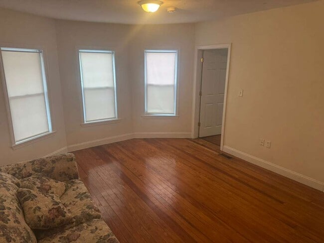 Building Photo - 293 School St