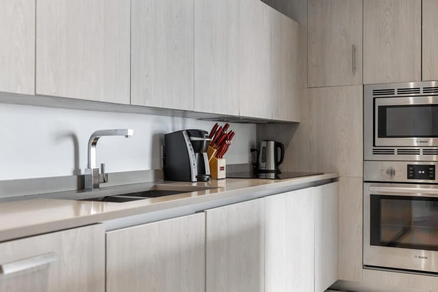 Building Photo - 4011 S Ocean Dr