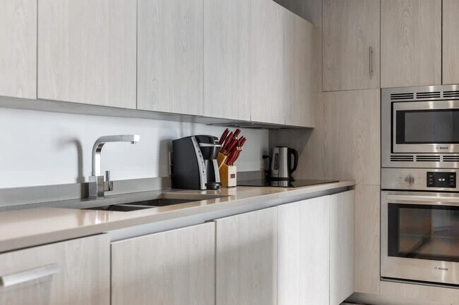 Building Photo - 4011 S Ocean Dr