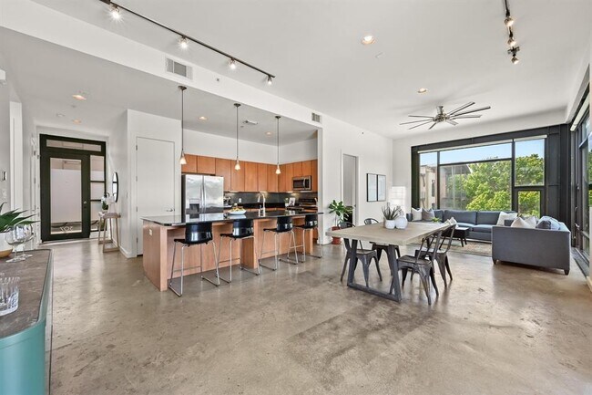 Building Photo - 2525 S Lamar Blvd