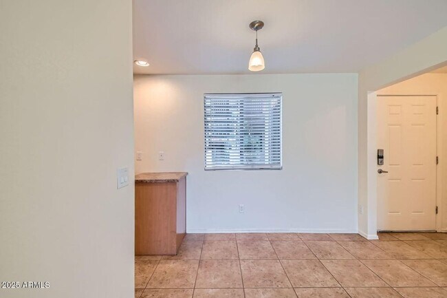 Building Photo - Luxury and Resort like Living at Scottsdale Park Place!!!  Tile throughout, light, bright and Pri...
