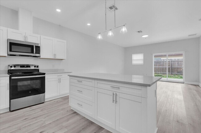 Building Photo - 705 S Orange Ave