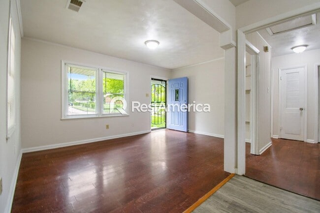 Building Photo - Redone and ready for move in