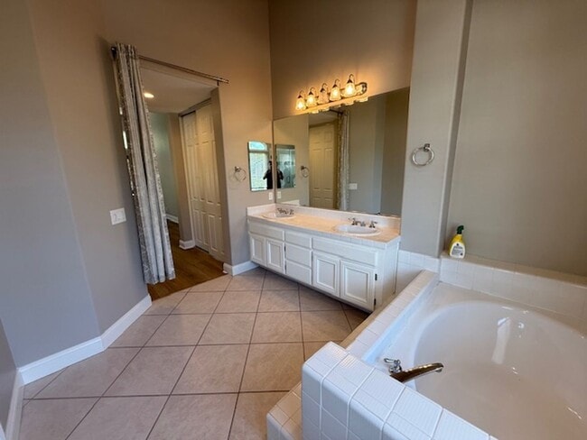 Building Photo - 4 bed / 2.5 bath plus large loft/family ro...