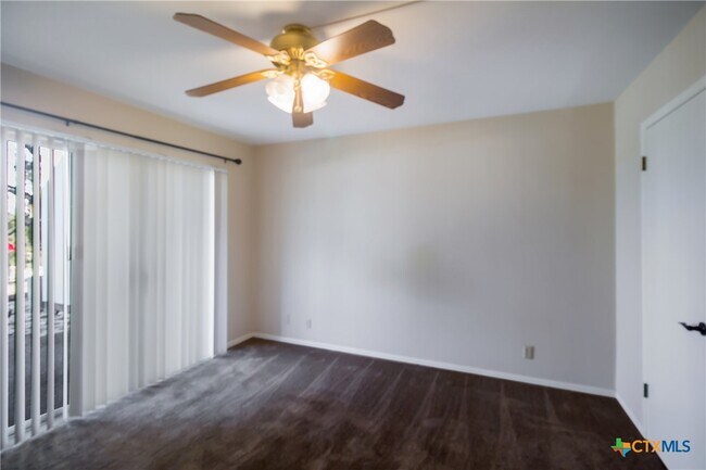 Building Photo - 1101 Parkview Dr