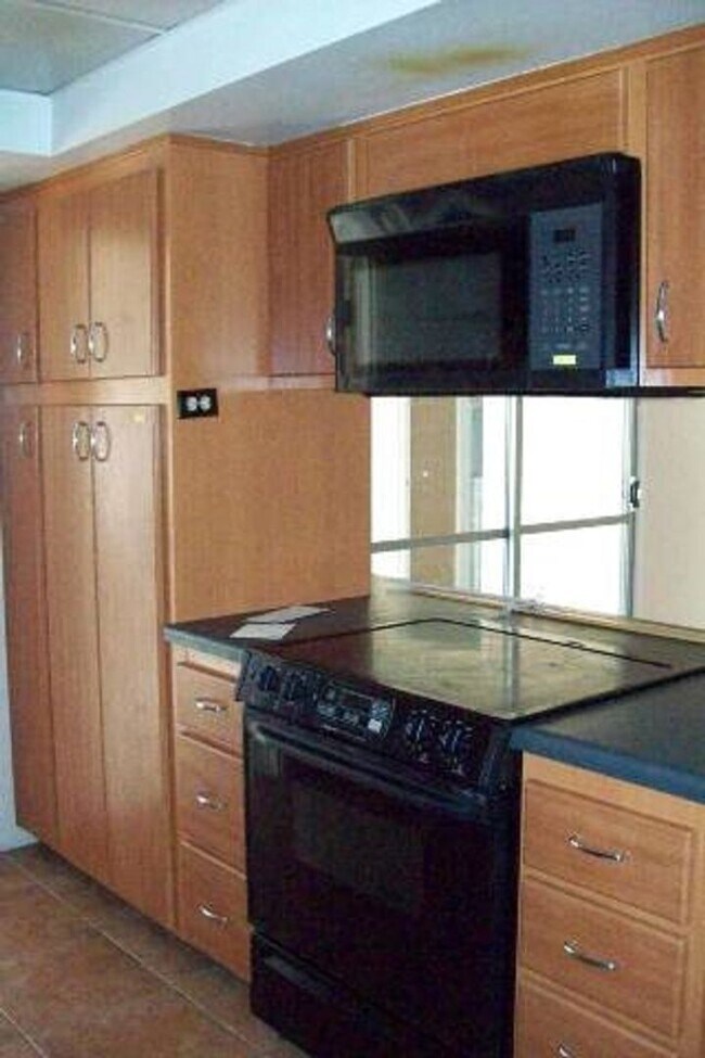 Building Photo - Spacious 4 Bed Home with Pool & Arizona Room