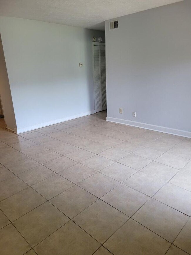 Building Photo - 1st Floor One bedroom One Bathroom with Wa...