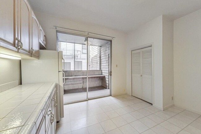 Building Photo - Spacious 1BD/1BA with Hardwood Floors