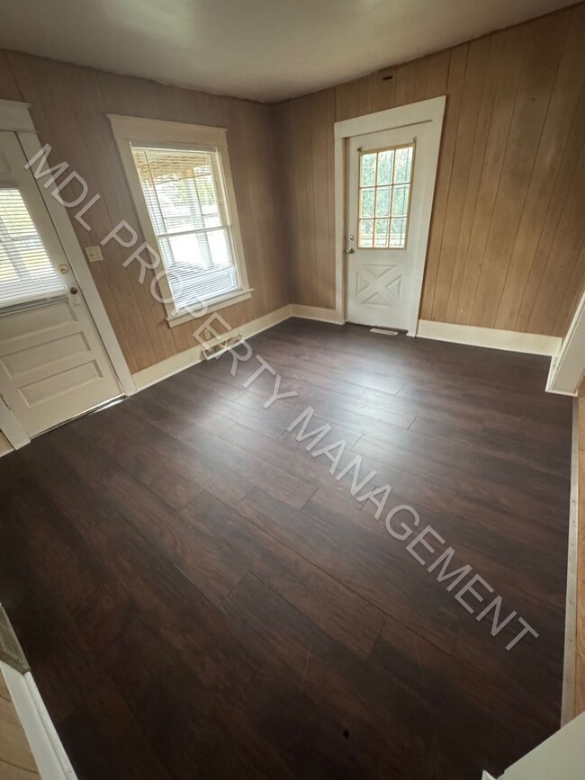 Building Photo - 2 Bedroom 1 Bath Single Family Home Availa...