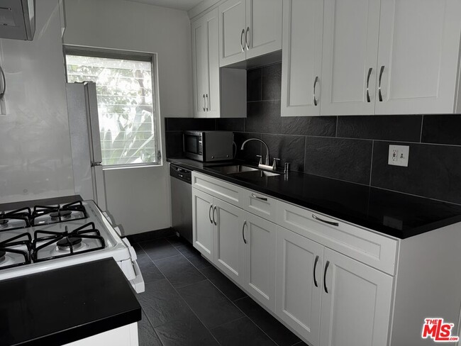 Primary Photo - 1475 S Wooster St