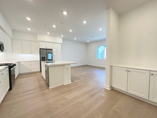 Building Photo - "Chic 1-Bedroom Retreat with Spacious Living in Valencia – 915 Sq Ft of Comfort!"