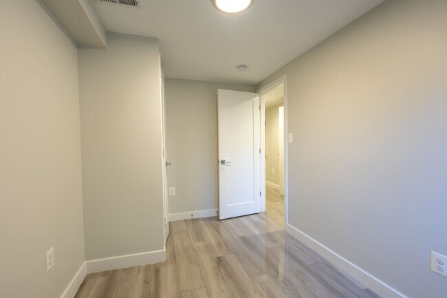 Building Photo - Beautiful 3 BR/3 BA Townhome in Brentwood!