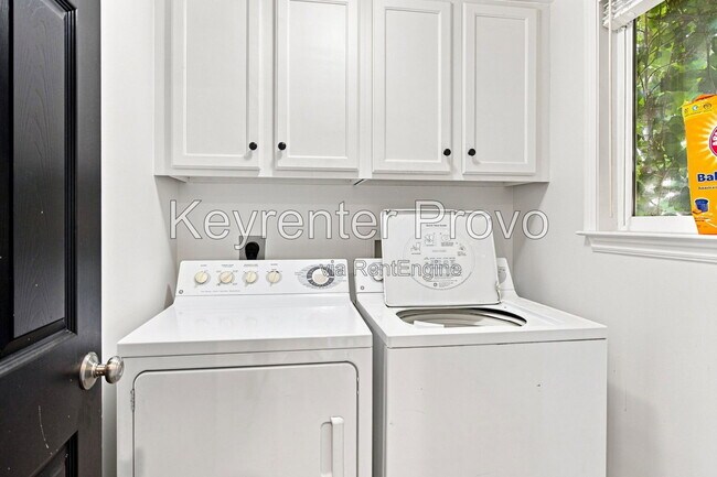 Building Photo - 1285 Alpine Way