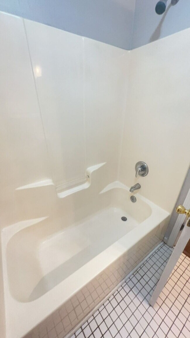 Building Photo - Spacious 3 Bedroom 2 Bath!