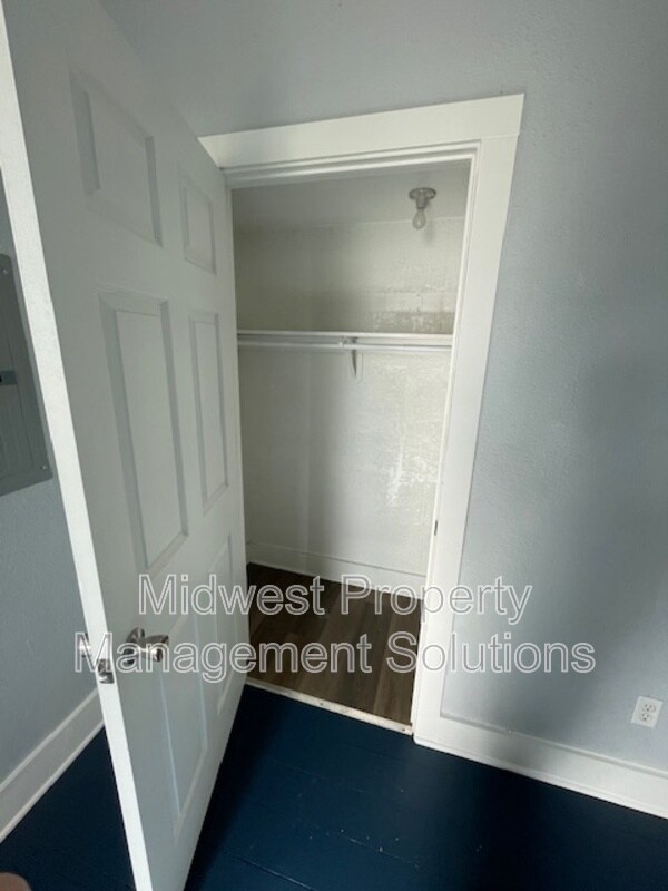 Building Photo - 826 W 2nd St