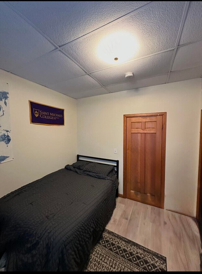 Building Photo - 203 Maple St