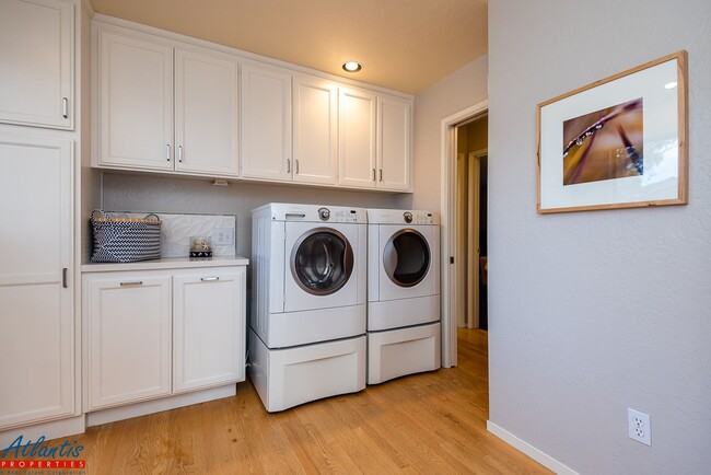 Building Photo - Desirable Home | Oceans Views | Close To B...