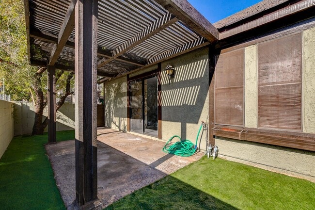 Building Photo - Single Story in the Heart of Las Vegas