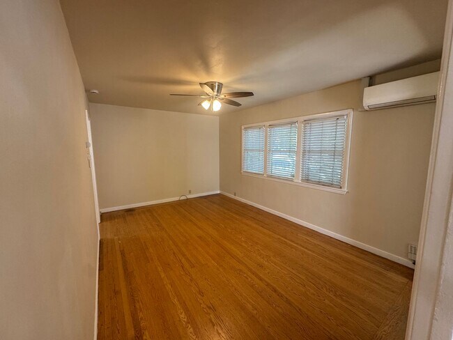 Building Photo - 527 24th St