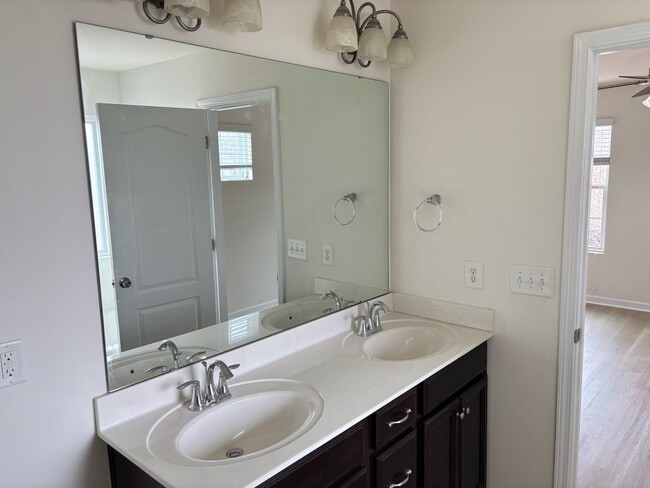 Building Photo - Renovated 3Bd, 2.5Ba End Unit Lake Norman Townhome with Fenced-in Yard and 1 Car Garage Coming Soon