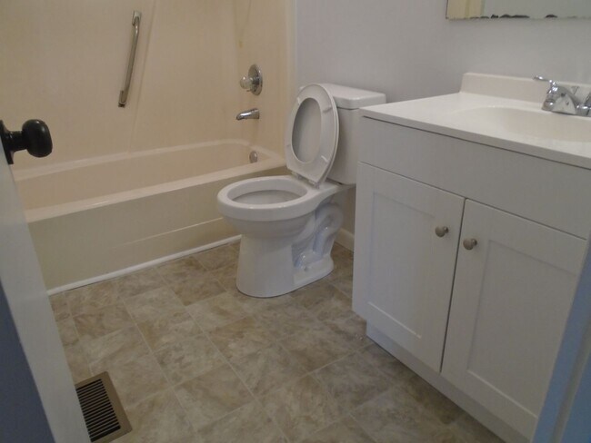 Building Photo - Renovated 3BD/2BA Single Family Home Avail...