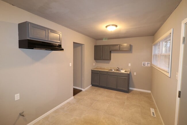 Building Photo - 3 Bedroom Close to Highway - Section 8 Welcomed