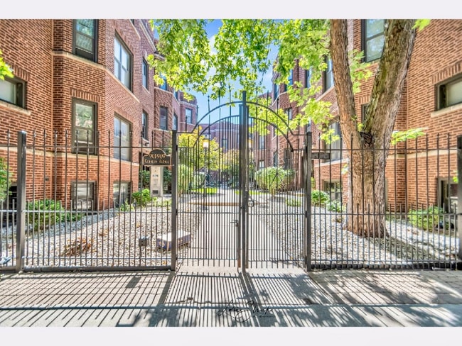 Building Photo - 903 W Cornelia Ave