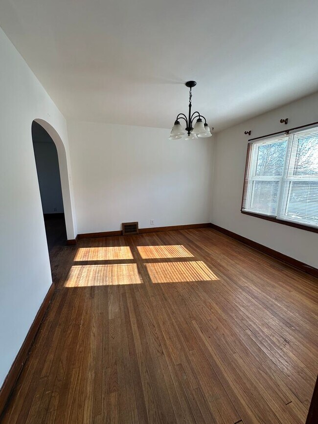 Building Photo - 1652 Roosevelt Ave